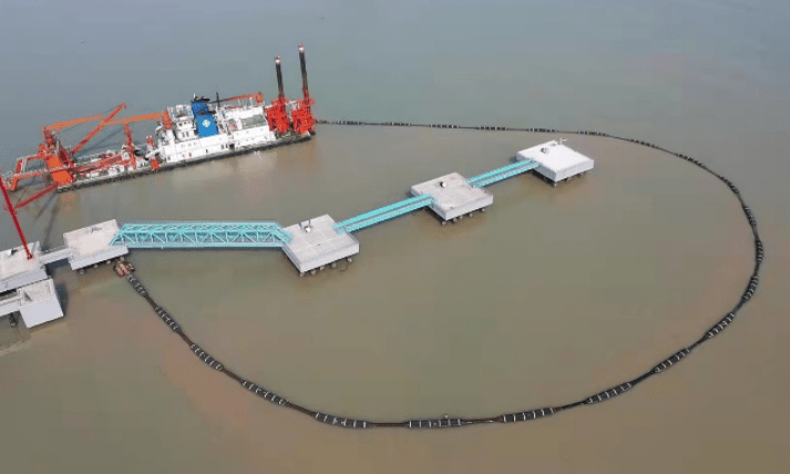 中国海油盐城“绿能港”疏浚工程主要对1168米进港航道、82万平方米港池和3827米主航道按照深度达到15米的标准进行疏浚。图为接收站码头桩间疏浚作业。