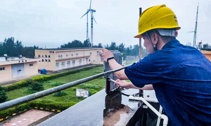 5月11日，国家能源集团国华投资广东甲东风电场生产人员进行主控楼照明和热水器设备加固。