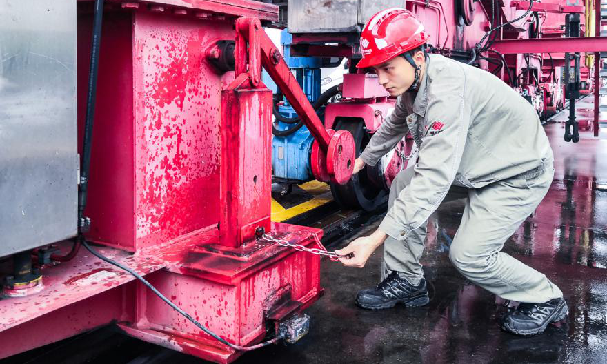 5月11日，国家能源集团珠海港务生产现场人员在暴雨来临前检查卸船机锚固销。