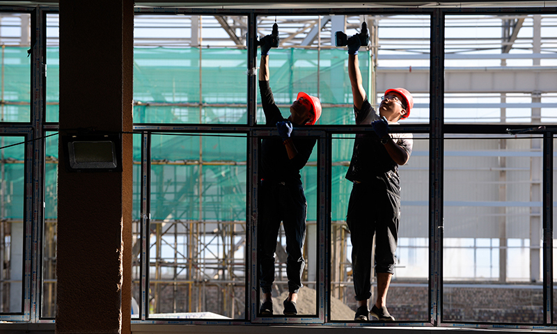 新疆塔城重点开发开放试验区风机叶片制造项目内，工人在安装门窗（5月18日摄）。新华社记者 高晗 摄