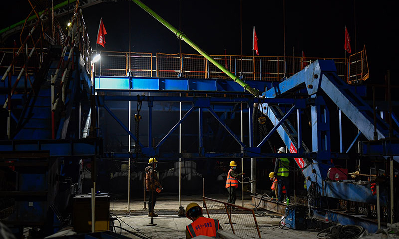 在中铁十一局杭衢铁路项目施工现场，工人在进行连续梁混凝土浇筑作业（5月21日摄）。新华社记者 黄宗治 摄