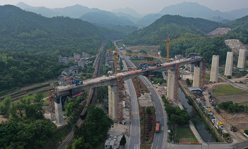 5月22日凌晨，位于浙江省建德市境内的杭衢铁路跨金千铁路特大桥连续梁主跨顺利合龙，为后续的架梁施工以及无砟轨道施工奠定基础。图为5月22日拍摄的杭衢铁路跨金千铁路特大桥（无人机照片）。新华社记者 黄宗治 摄