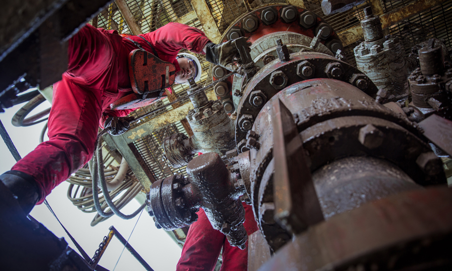 作为渤海油田第一深井，该井项目成立之初即面临诸多技术难题，钻进过程中，项目组采取“一井一策”与“一段一策”，定向应对各类风险。图为工作人员正在对平台井口进行检查维护，保证其在接下来的工作中能安全运行。