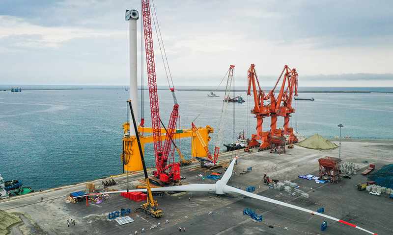 5月26日，直径152米的叶轮、6.2兆瓦风力发电机组、78米高的塔筒和搭载总重达4000余吨的浮体在茂名广港码头进行总装。新华社记者 刘大伟 摄