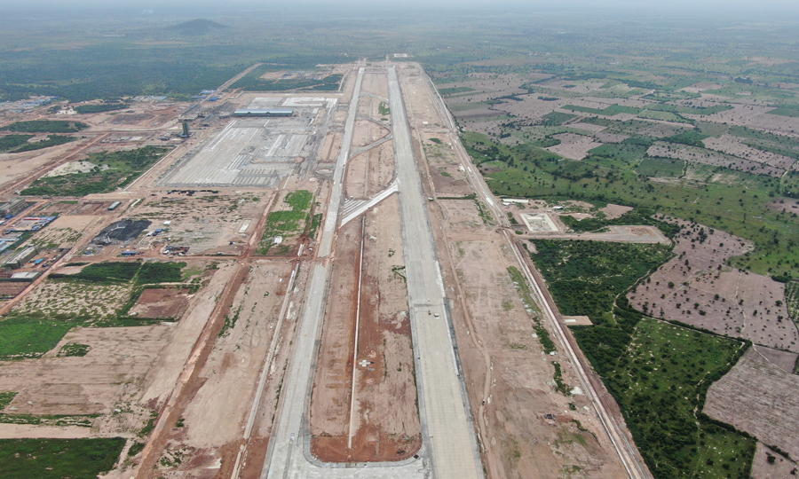 近日，柬埔寨暹粒吴哥国际机场跑道全线贯通。该项目位于柬埔寨暹粒省，由云投集团、云南建投集团、云南机场集团联合投资建设。图为机场跑道全线贯通后的航拍画面。