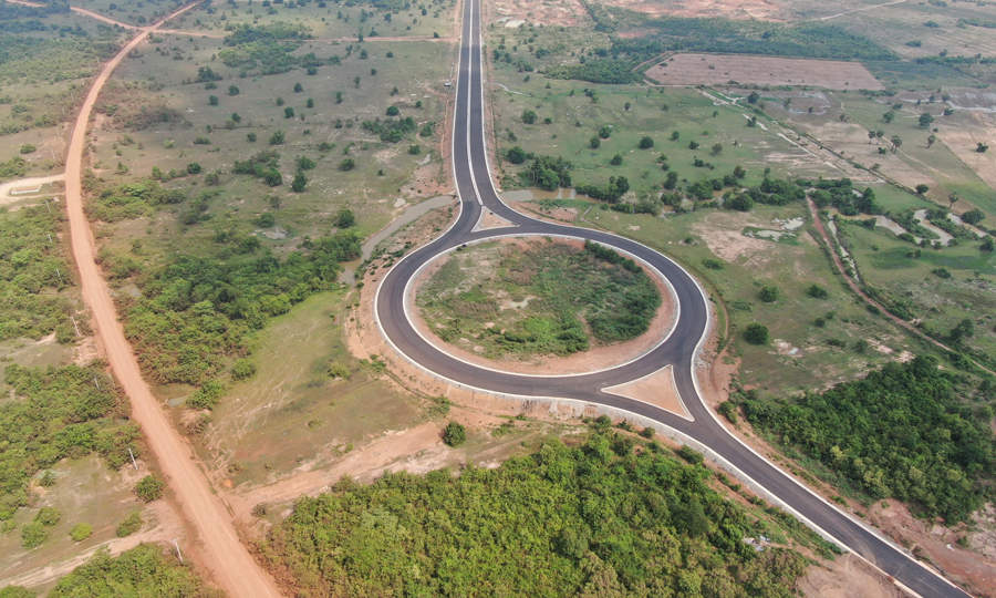 机场专用公路（一期）完成沥青路面工程施工。