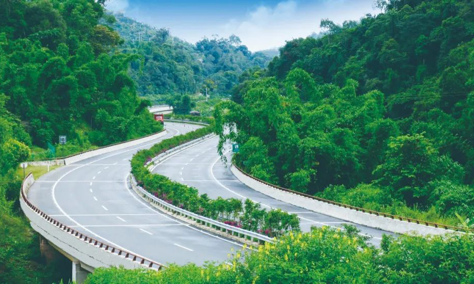 近年来，云南交投集团始终牢固树立“绿水青山就是金山银山”的发展理念，把绿色作为发展的底色，把生态作为最大的潜力和优势，用心用情用力保护生态环境，积极推动绿色公路建设，做到建设到哪里，环保工作就跟到哪里。思小高速是中国第一条穿越热带雨林的高速公路，云南交投集团在整体设计上树立“宁桥勿填、宁隧勿挖”的理念，使桥梁和隧道服从和配合线路，尽量减少了开挖，保护了周边环境。