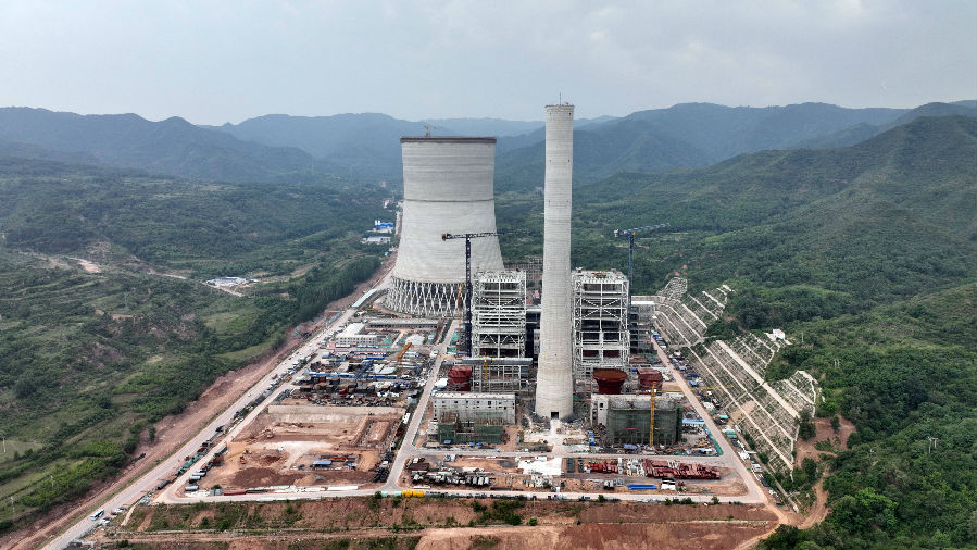 6月10日，中国能建所属山西电建承建的西上庄热电项目锅炉本体受热面焊口目前完成33000道，一次合格率达到99.46%。该项目规划建设2台660兆瓦超超临界间接空冷机组，山西电建负责1号机组主体安装施工。图为项目建设现场。