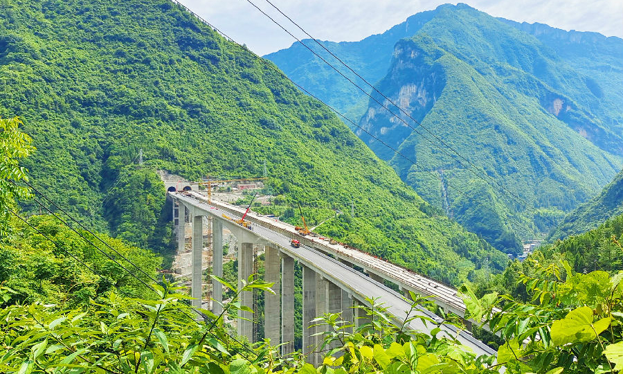 近日，由中国铁建所属中铁十一局五公司承建的城（口）开（州）高速公路双河口特大桥顺利实现双幅贯通。