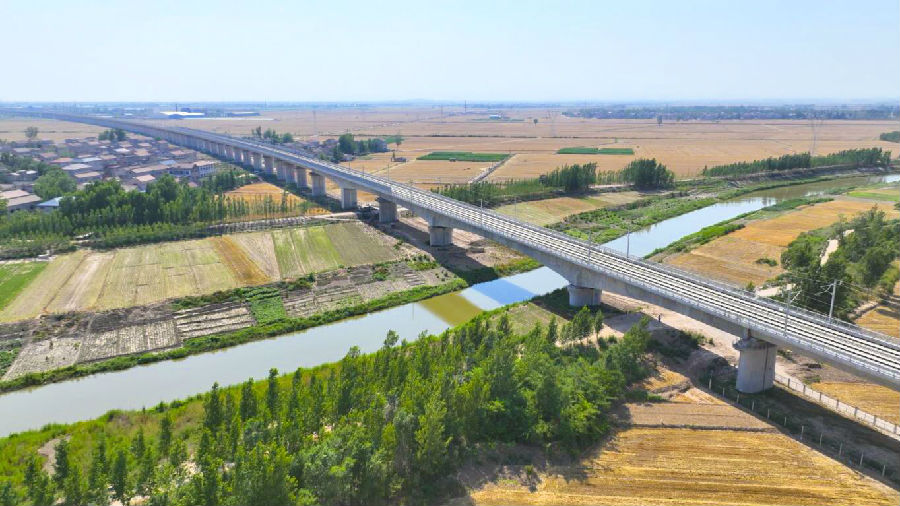 6月20日，由中国铁建参建的的济郑高铁濮郑段开通运营，标志着河南省“米”字形快速铁路网全面建成。图为图为济郑高铁大运河特大桥。