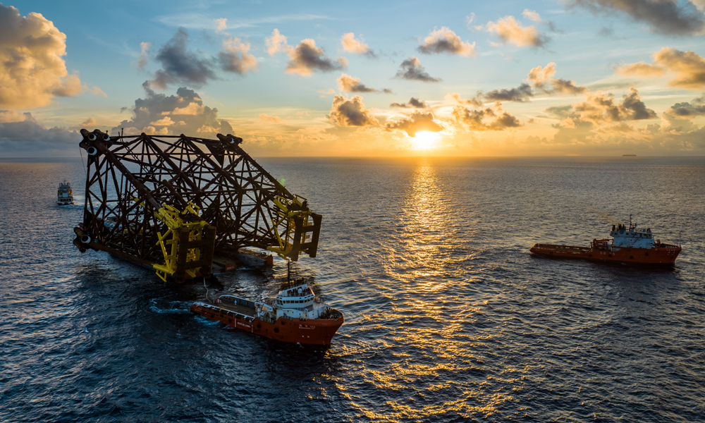 近日，重达1.8万吨的恩平15-1平台导管架在珠江口盆地恩平油田群完成海上安装，促进了我国首个海上二氧化碳封存示范工程的推进，对推动海上油气田绿色开发具有重要战略意义。图为海上安装现场。