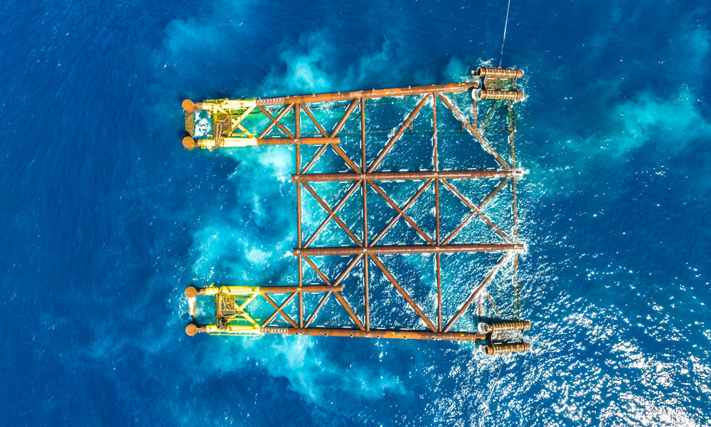 恩平15-1平台导管架高101.1米，宽92.4米，作业海域水深约88.1米。海上安装期间，项目团队经过18个小时的连续作业，实现了导管架的安全下水、扶正和精准就位。图为海上安装现场。