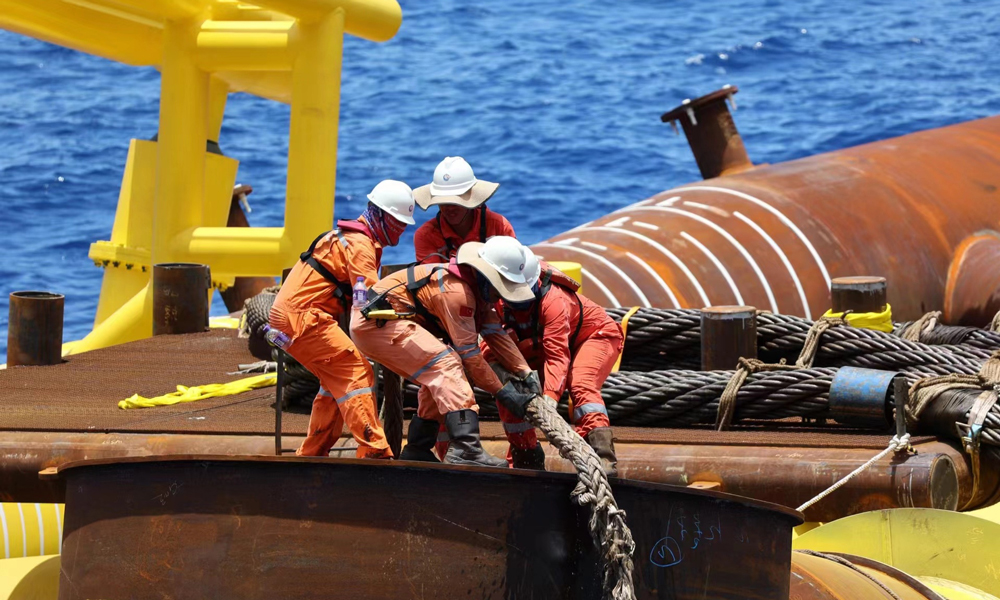 据悉，恩平15-1油田群开发项目将新建4座海上平台，同时开发7个新油田，将为粤港澳大湾区经济社会发展注入强劲动力，进一步提高我国能源安全保障能力。图为工作人员正在海上安装作业。