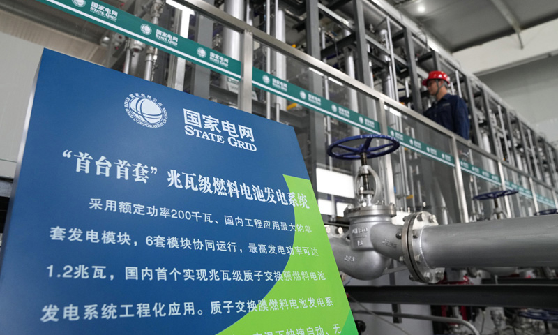 7月6日，在安徽六安兆瓦级氢能综合利用示范站内，工作人员在燃料电池车间内巡查。新华社记者 杜宇 摄