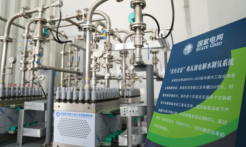 图为7月6日，在安徽六安兆瓦级氢能综合利用示范站内拍摄的兆瓦级电解水制氢系统。新华社记者 杜宇 摄