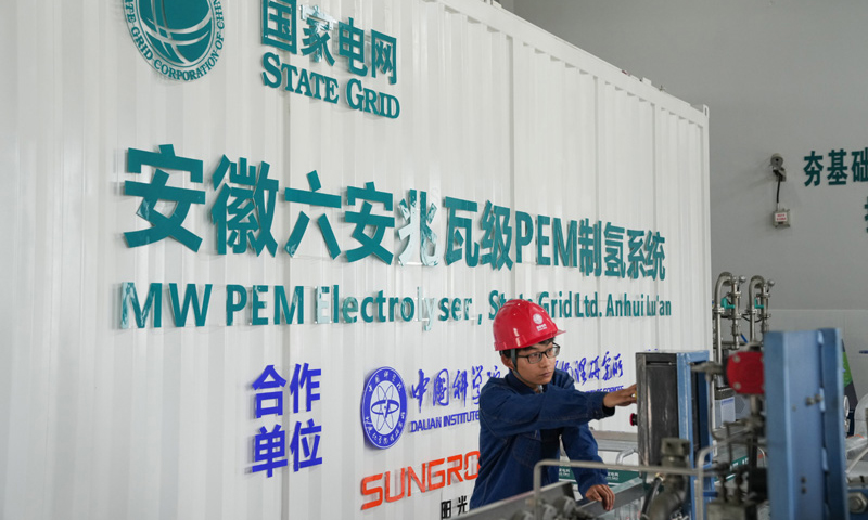7月6日，在安徽六安兆瓦级氢能综合利用示范站内，工作人员在制氢车间内操作设备。新华社记者 杜宇 摄