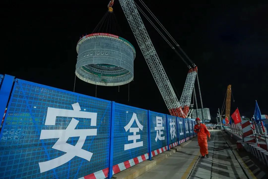 本次吊装的钢制安全壳上部筒体整体高度约15米，吊装重量约720吨，是玲龙一号工程单次重量最大的一次吊装。