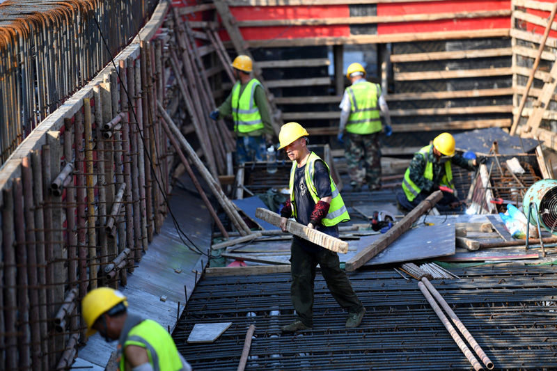 7月11日，中铁四局施工人员在合新铁路安徽段项目现场施工。新华社记者 刘军喜 摄