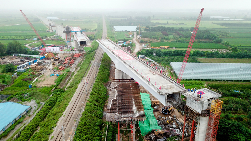 7月13日，在山东省龙口市，中铁大桥局的工作人员在对潍烟高铁跨龙烟铁路126米连续梁双“T”构进行同时转体作业（无人机照片）。新华社记者 郭绪雷 摄