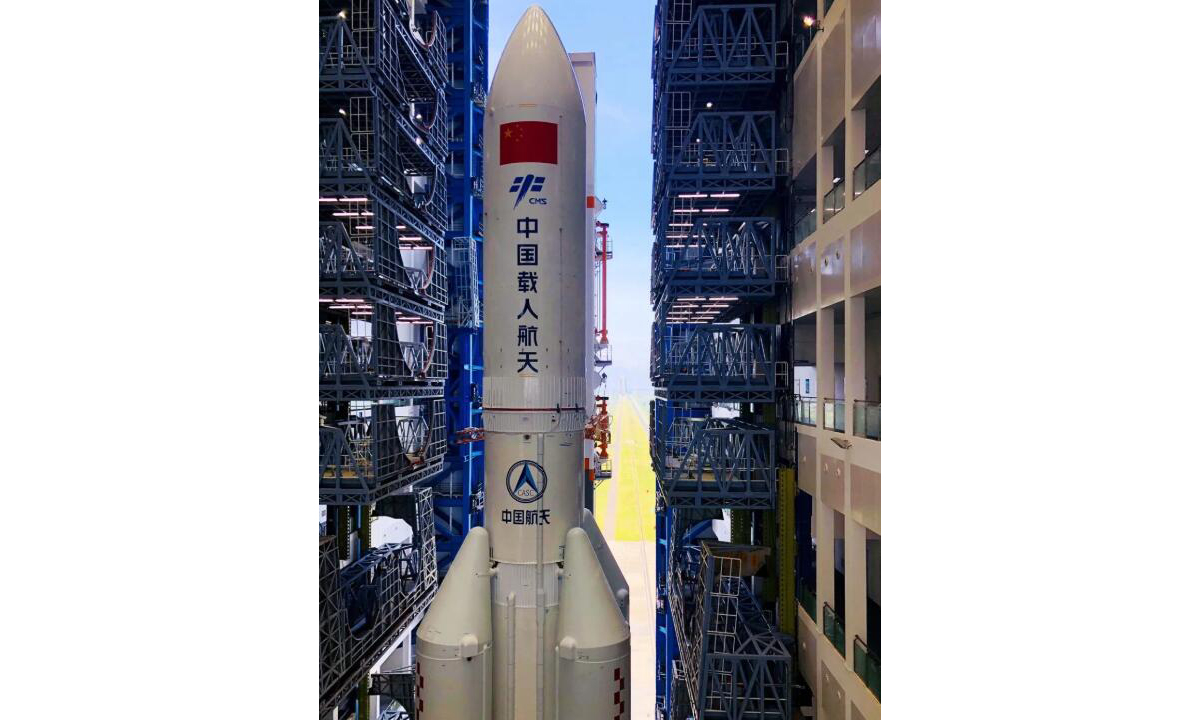 厂房中的长征五号B运载火箭与空间站问天实验舱组合体。王磊 摄