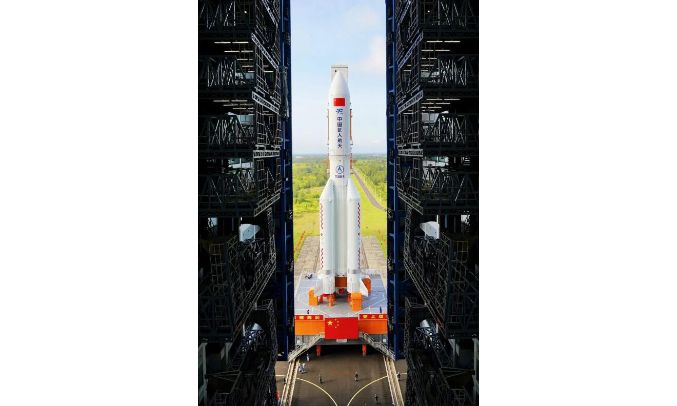 长征五号B运载火箭与空间站问天实验舱组合体在转运途中。王磊 摄