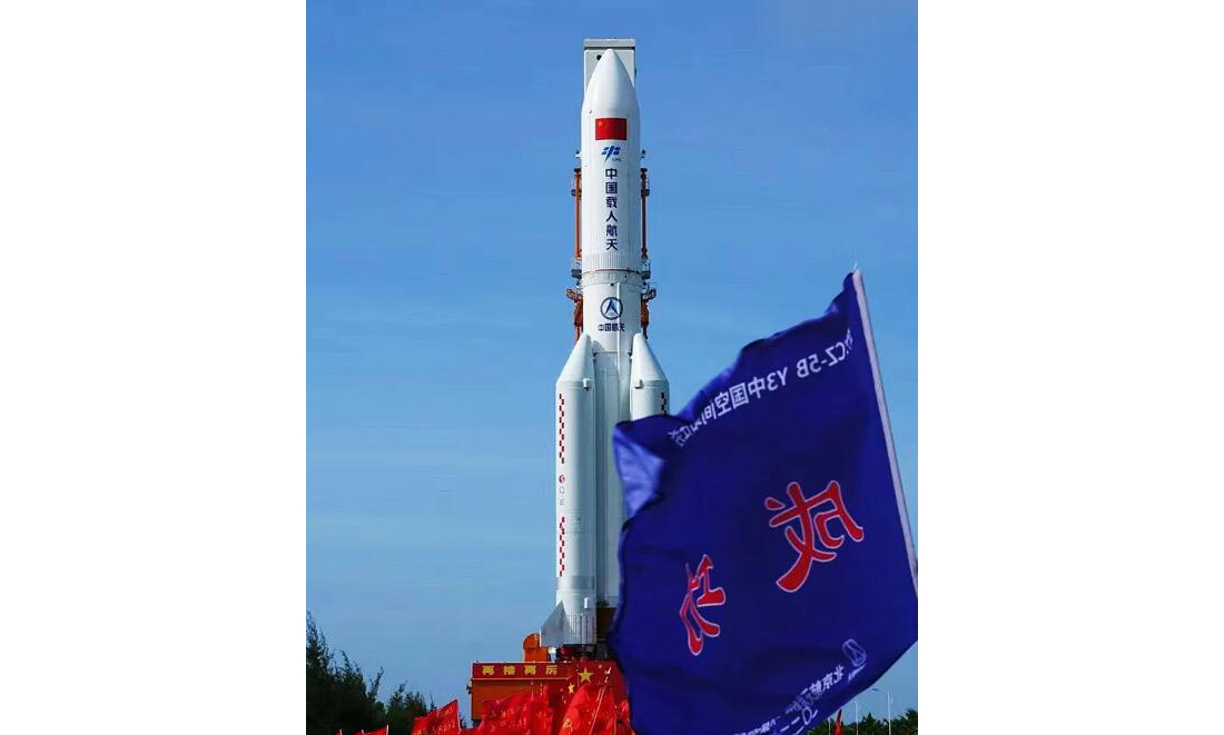 长征五号B运载火箭与空间站问天实验舱组合体转运至发射塔架。王磊 摄