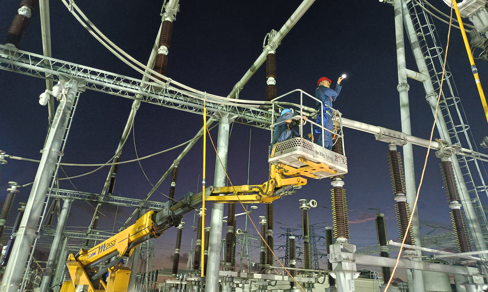 近日，南方电网广东广州供电局变电检修试验人员在500千伏狮洋站通宵开展设备消缺工作。朱云佳 摄
