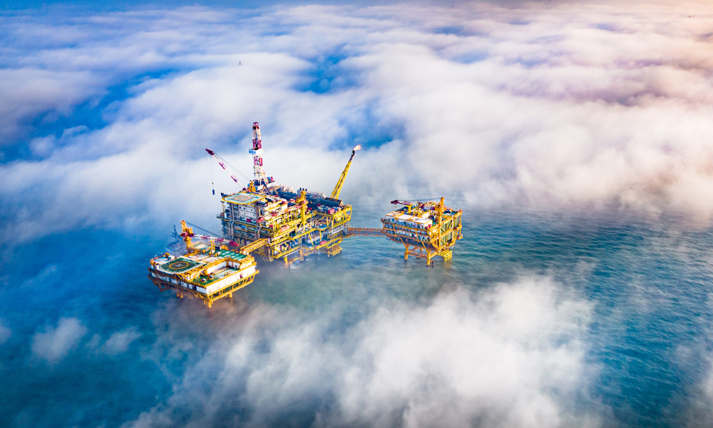 渤海油田是我国第一大原油生产基地，包括50余个在生产油气田、180余座生产设施，目前累产油气当量超5亿吨。近日，位于该基地的秦皇岛32-6油田迎来了一场罕见的海上平流雾，一起来看海油人穿云破雾驭油龙！图为秦皇岛32-6油田项目现场。 
