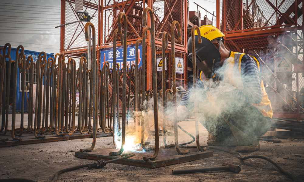 近日，在中铁十八局珠三角项目部施工现场，工作人员在进行钢筋焊接。