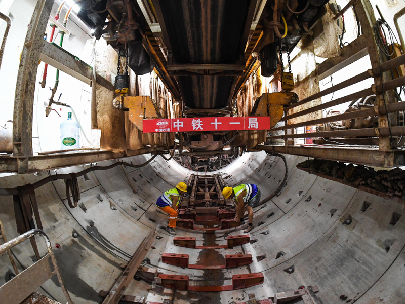 8月2日，建设者在广州地铁十号线东湖站至滨江东路站区间搬运“铁龙号”盾构机水平运输枕轨。新华社记者 刘大伟 摄