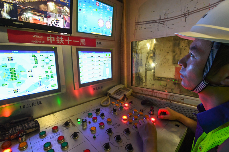 8月2日，建设者在广州地铁十号线东湖站至滨江东路站区间操控“铁龙号”盾构机。新华社记者 刘大伟 摄