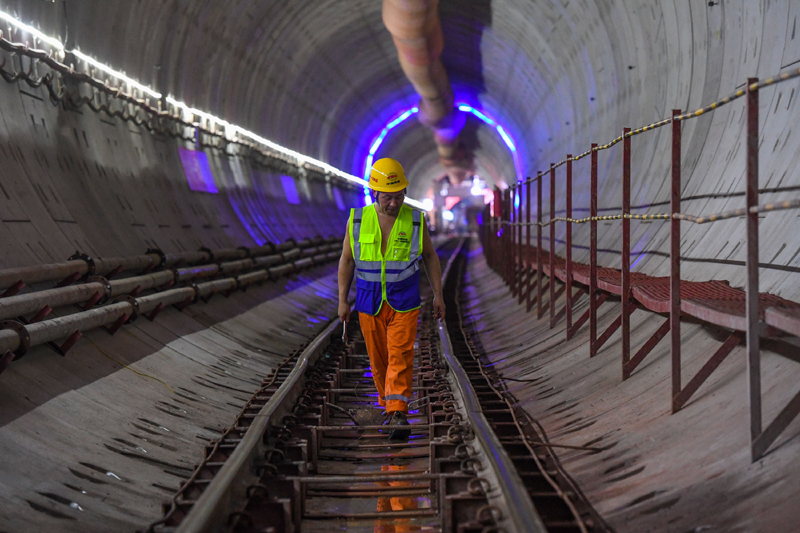 8月2日，建设者在广州地铁十号线东湖站至滨江东路站区间巡查盾构水平运输轨道。新华社记者 刘大伟 摄