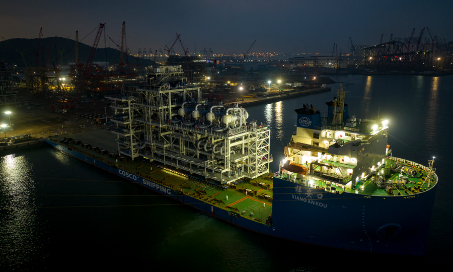 近日，在中国海油下属海洋石油工程股份有限公司（简称海油工程）青岛场地，由我国自主建造的全球首例一体化建造LNG（液化天然气）模块化工厂A1ED和A1EJ两个模块顺利完成装船。至此，由海油工程承建的加拿大LNG项目已成功交付12个模块，目前项目整体进度已超过90%，为项目按期交付奠定坚实基础。