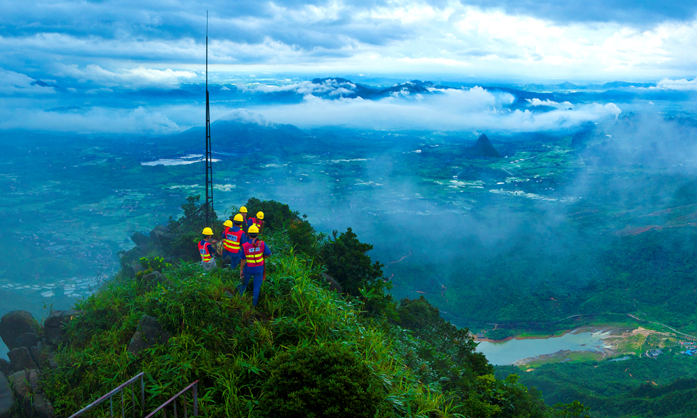 中国电信网络建设者在广东群山中工作。