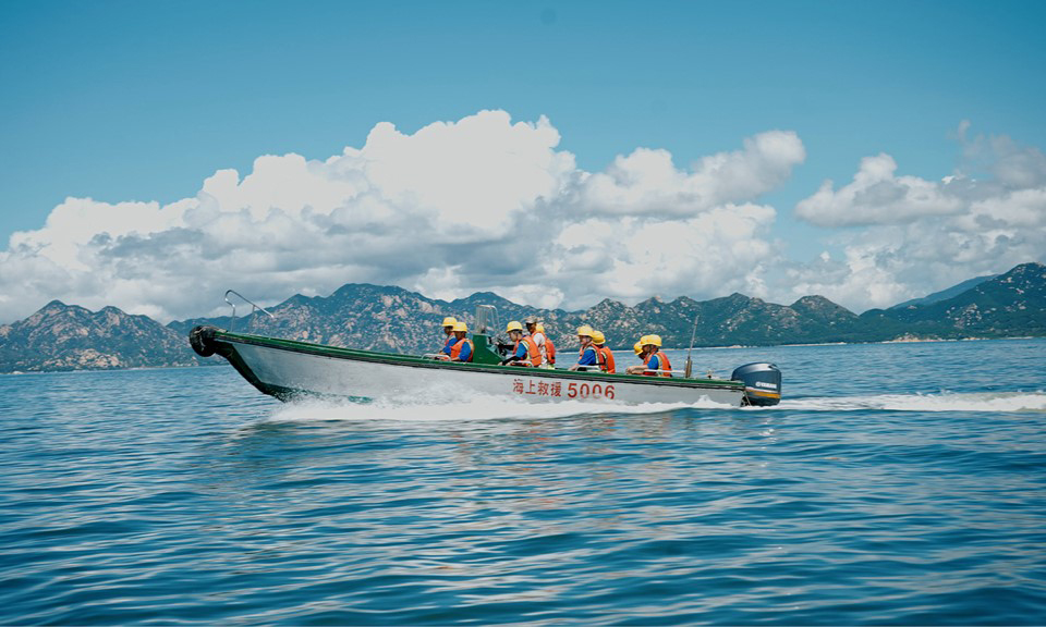 在广东台山川岛海域，中国电信网络建设者常常搭乘冲锋舟完成周边岛屿的网络覆盖任务，在蔚蓝海面乘风破浪，是他们的工作日常。