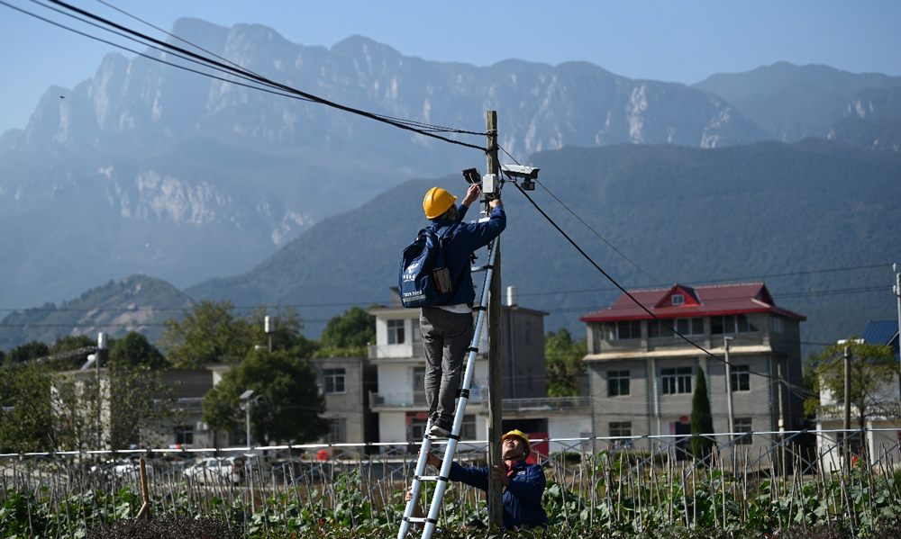 在江西九江五老峰脚下，中国电信智慧家庭工程师给村民的家庭农场安装天翼云眼视频监控。