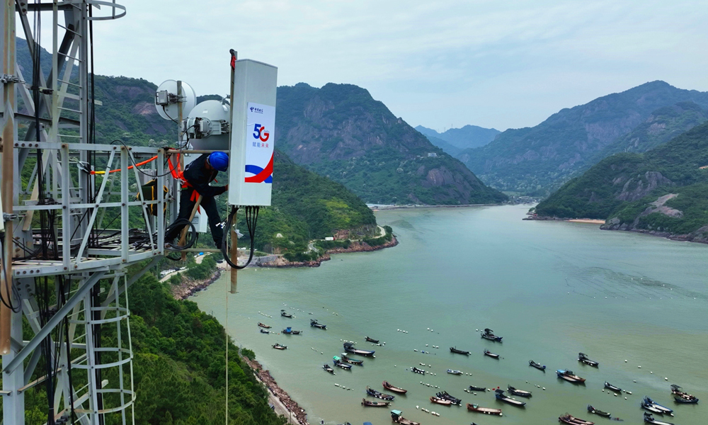 在三面环山、一面向海的福建省罗源县牛澳村，中国电信在此开通5G基站，让5G信号连接山海，为乡村振兴插上“数字翅膀”。