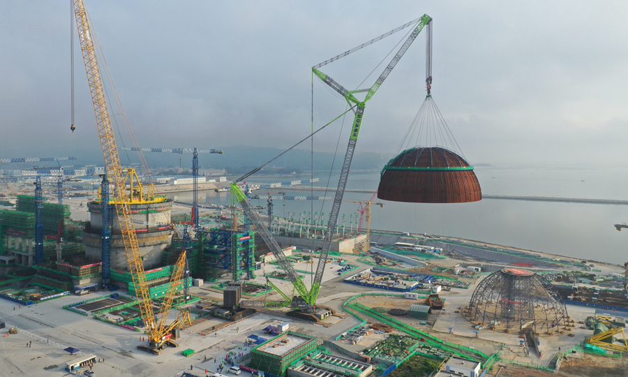 漳州核电2号机组内穹顶总共分为5层，由153块球瓣组成，重超350吨，相当于300多辆小轿车的重量。内穹顶吊装是“华龙一号”核电工程建设的重要里程碑。穹顶位于核岛顶部，主要功能是保证反应堆厂房完整性和密封性，对放射性包容起关键性作用。方煌琪 摄
