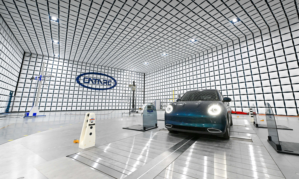 在中汽中心新能源汽车科技创新基地电磁兼容部，新能源乘用车在接受电磁辐射水平测试。新华社记者 孙凡越 摄