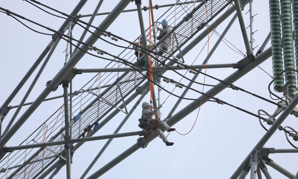 广东电网公司工作人员开展500千伏线路带电作业，消除设备运行缺陷。
