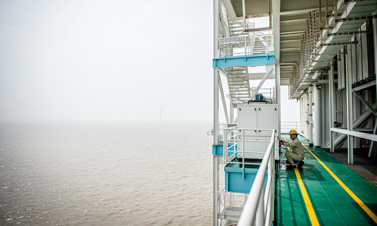 东台H2海上风电场总装机302.4兆瓦，安装有63台4.0兆瓦和12台4.2兆瓦海上风力发电机组，陈刚的主要任务是维护海上风机和升压站设备的运行安全。