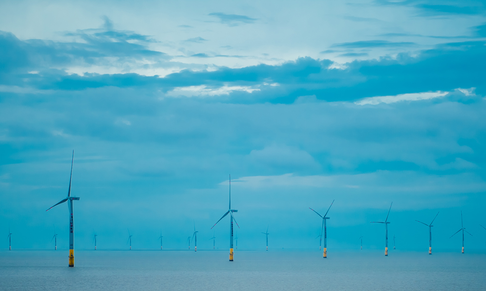 9月份以来，国家能源集团国华投资江苏公司东台海上风电场，已成功抵御梅花、苗柏、南玛都三个台风的冲击和考验，抢发电量超6000万千瓦时。截至9月20日，该风场已连续安全生产1358天，总发电量达29亿度。在东台四期H2华海风电场离岸约42公里的220千伏海上升压站平台，工作人员伴着海风与波涛，始终坚守在这里，为设备安全发电保驾护航。