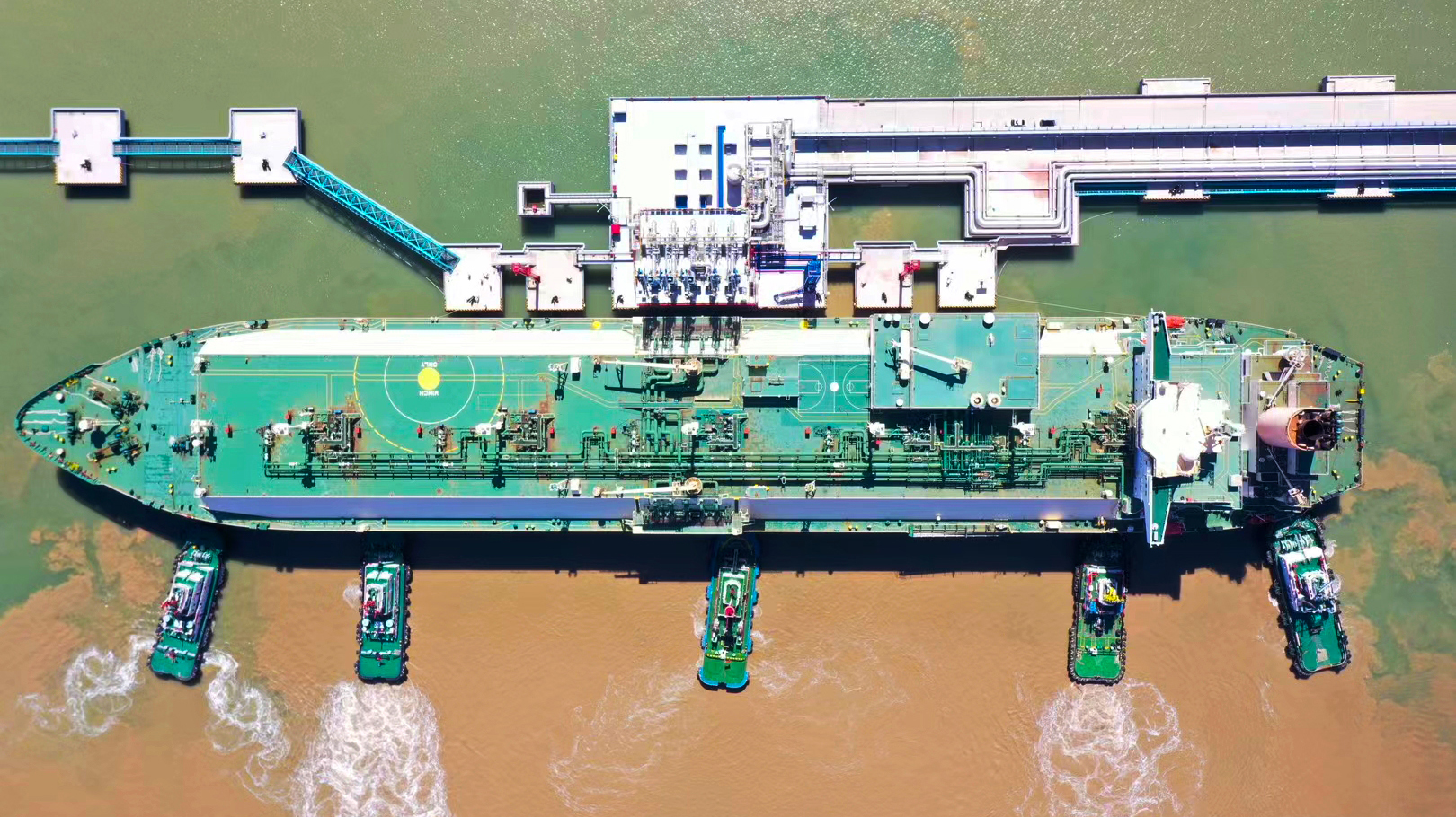 9月26日，经过16天6000海里的航行，来自卡塔尔的“阿尔卡莎米亚”号液化天然气运输船抵达江苏盐城。我国规模最大的液化天然气储备基地——中国海油盐城“绿能港”开始接卸首船液化天然气，标志着该项目实现投产。