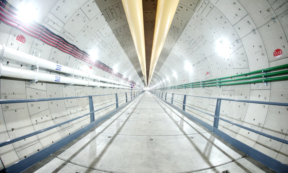 9月25日，随着国产首台16米级盾构机“京华号”精准出洞，由中国铁建所属中铁十四局承建的北京东六环改造工程西线隧道顺利完成盾构机中间风井接收，标志着我国最长盾构高速公路隧道首段顺利贯通。图为成型隧道。