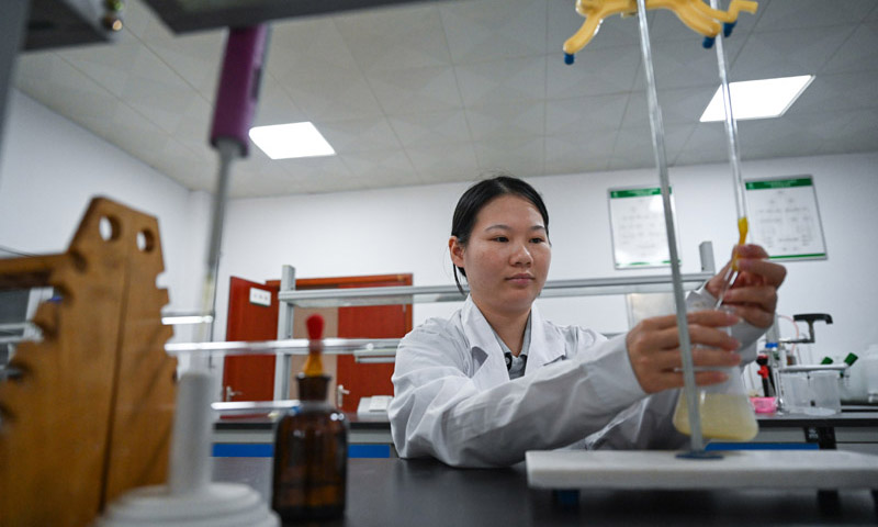 10月11日，在中央储备粮长乐直属库化验室，工作人员在检验玉米。新华社记者 周义 摄