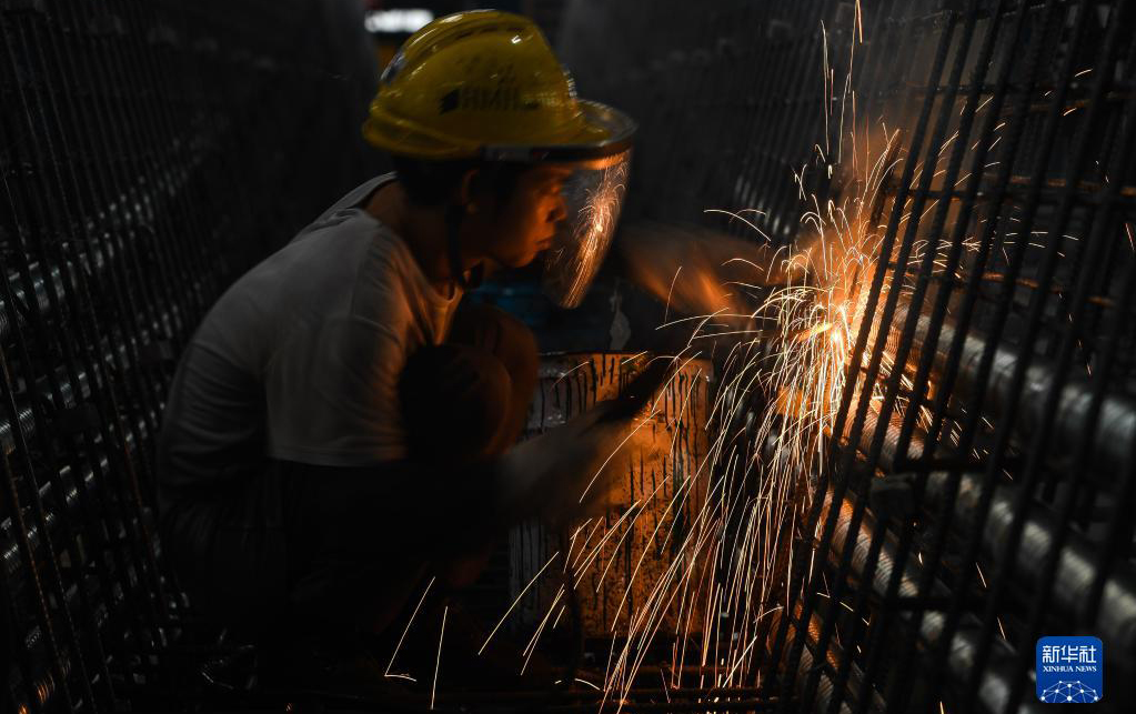 10月18日，工人在黄茅海跨海通道智慧梁场进行焊接作业。新华社记者 刘大伟 摄