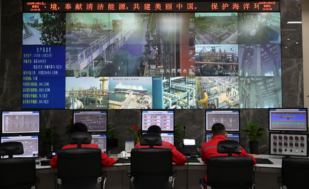 10月21日，工作人员在中国石化天津LNG接收站中控室内监测码头设备运行情况。新华社记者 赵子硕 摄