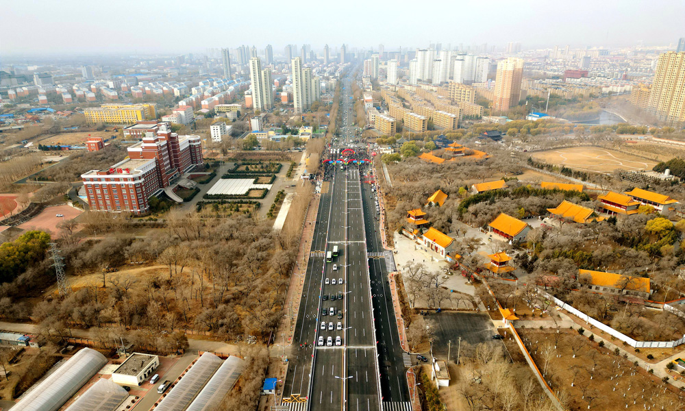 10月30日上午，由中国铁建所属铁五院承担设计施工总承包的黑龙江省“百大项目”——齐齐哈尔市民航桥正式建成通车。该桥是中国高寒地区目前已建成的跨度最大、吨位最重连续梁桥。图为齐齐哈尔民航桥通车现场。