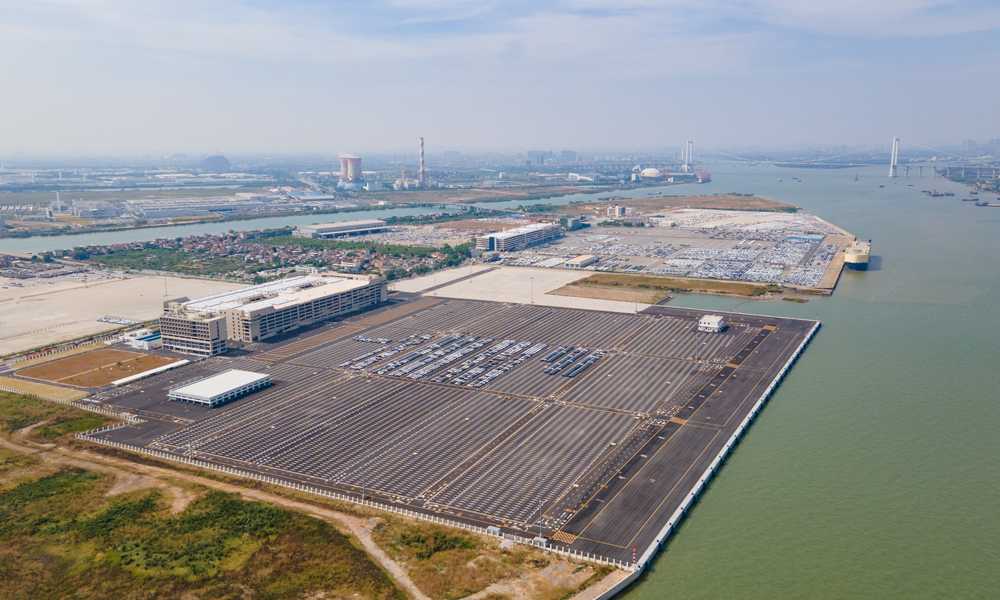 近日，中国中铁旗下中铁广州局承建的广州港南沙港区近洋码头工程（一期水工标）通过竣工验收。