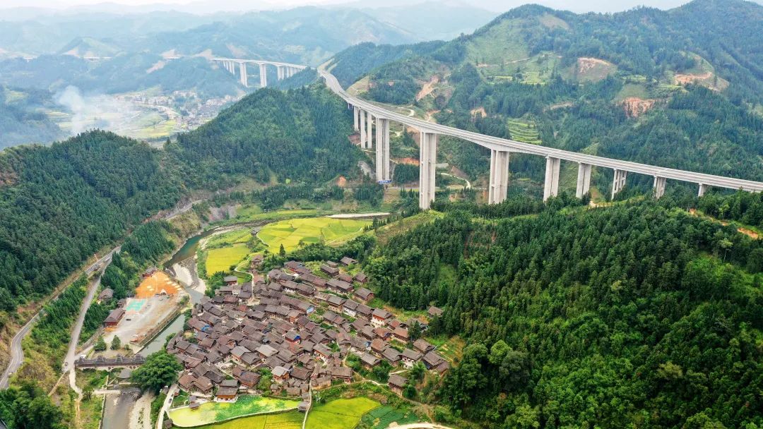 自开通运营以来，剑榕高速总车流量累计约437万车次，每一名运营人将责任扛在肩上，把使命放在心里，坚守在平凡的岗位上，为打造中交高速品牌贡献力量。图为近日拍摄的剑榕高速乌公特大桥。